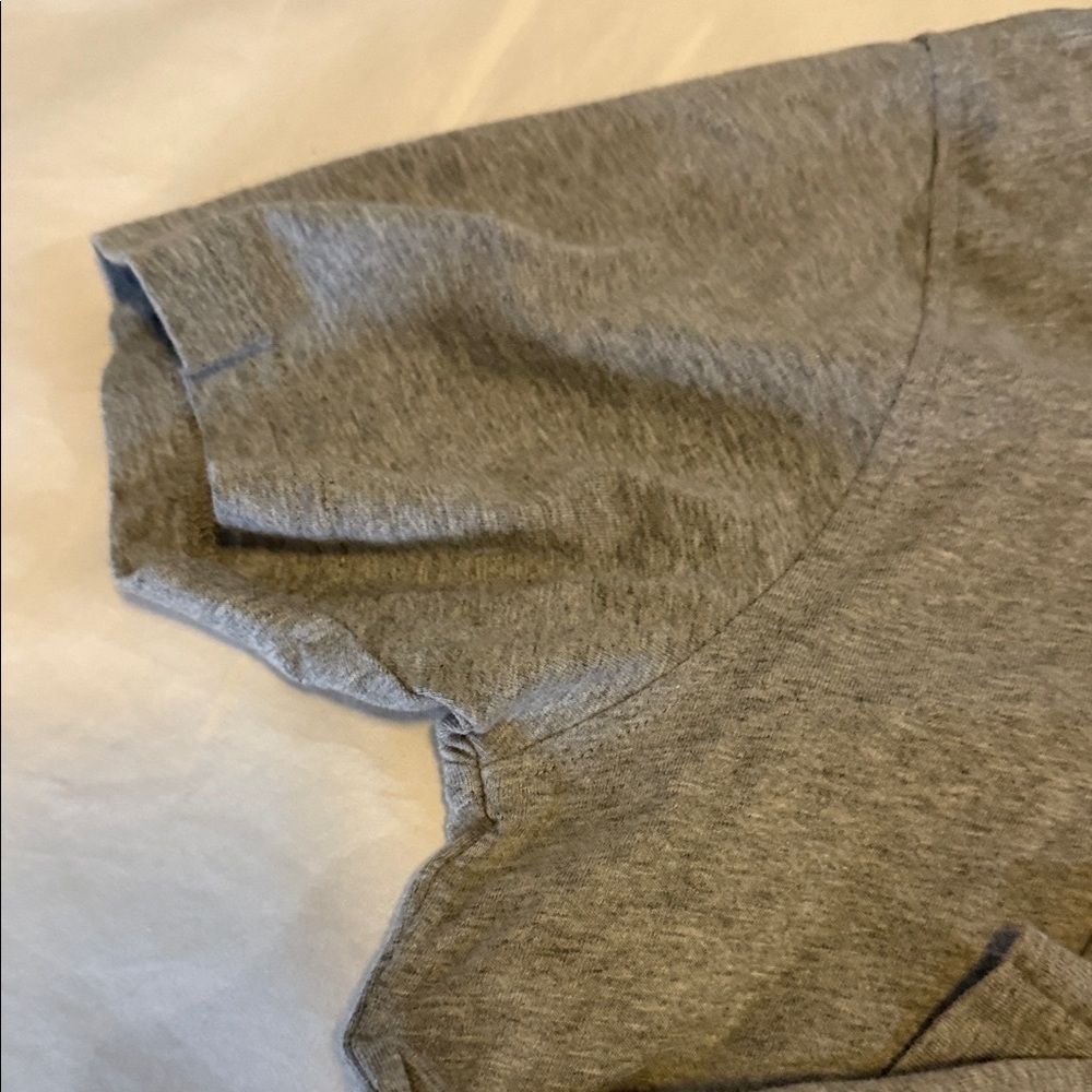 Brooks brother M tshirt - Picture 5 of 6